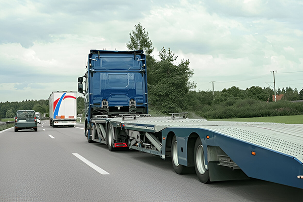 Heavy-duty truck with low-loader trailer for vehicle transport